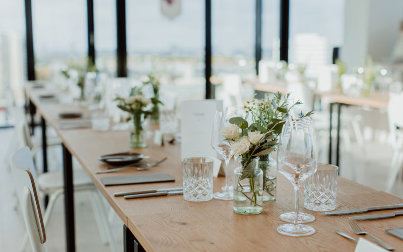 Hochzeitslocation in Ratingen - Festlich eingedeckte Tische