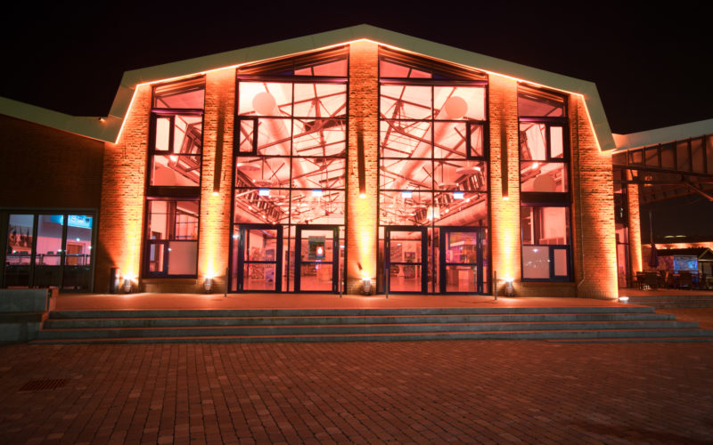 Seefischkochstudio Hochzeitslocation Bremerhaven beleuchtetes großes Gebäude