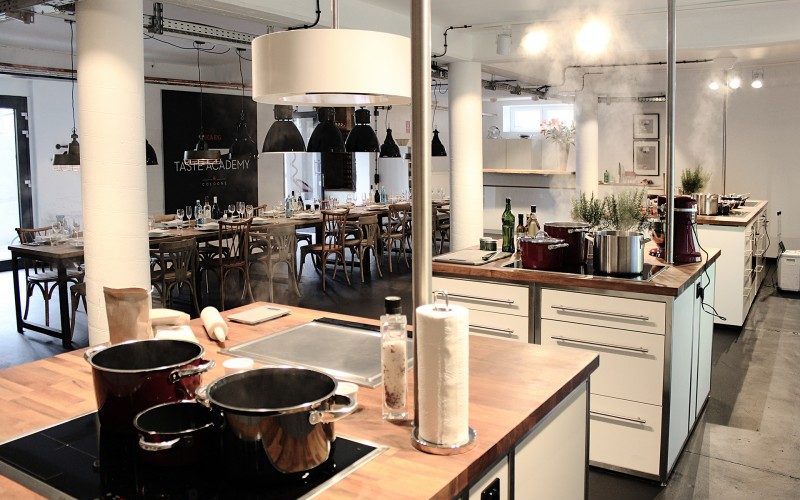 Kochstudios: Die besten Locations finden und vergleichen, moderne aber gemütlich einladene Küche, Kochstudio mieten: Location für ein besonderes Event finden!
