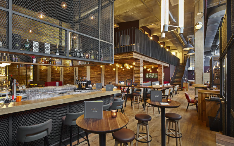Bar Location in Holz-Metall Design mit Stehtischen; Veranstaltungsräume in Hamburg