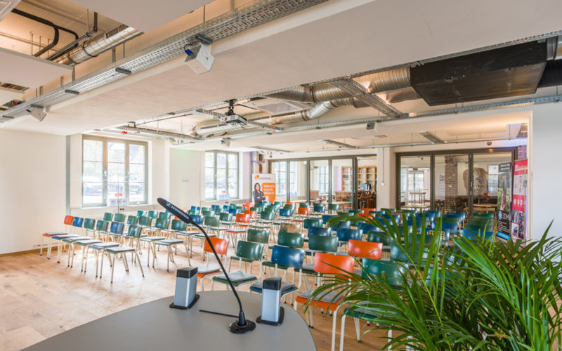 Großer lichtdurchfluteter Raum mit Stühlen; Tagungsraum und Konferenzraum in Bad Oeynhausen