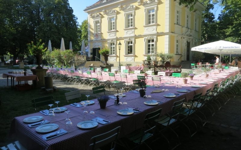 München, Locations im Grünen, Outdoor Eventlocation, gedeckter Tisch im Freien