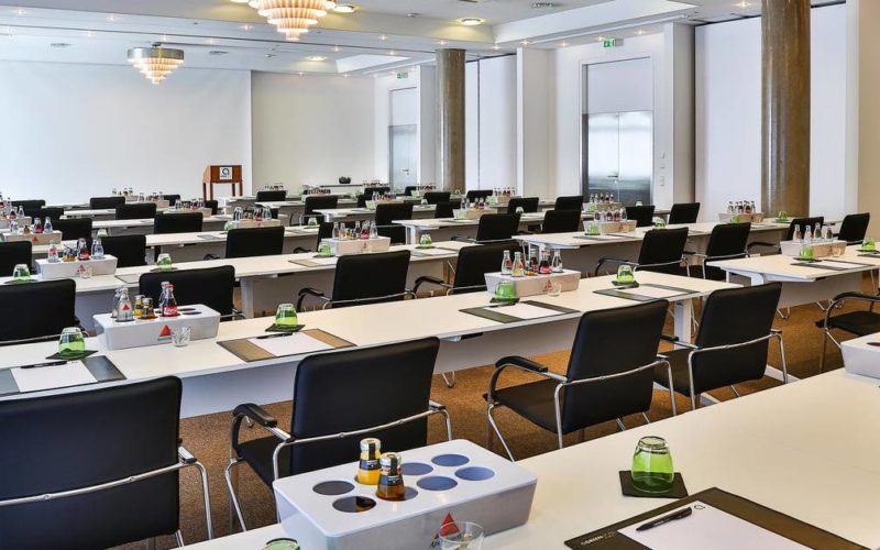 Großer, stilvoller Raum mit Tischen und Stühlen; Produktpräsentation in Frankfurt