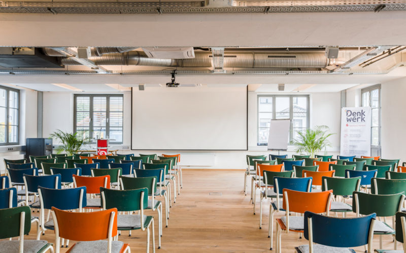 Tagungs- und Konferenzräume in Bad Salzuflen-Herford mit unterschiedlicher Farbe von Stühlen