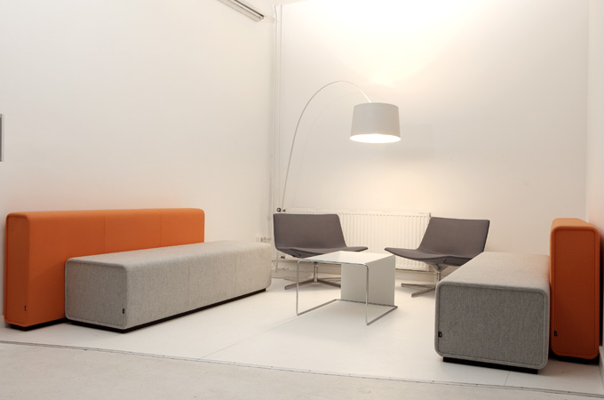 Veranstaltungsraum in schlichtem Design mit Loungemöbeln
