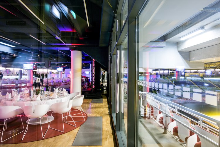 Runder Tisch auf hellem Holzbogen neben einer Glasfront, Fotoshooting und Filmdreh in Leipzig
