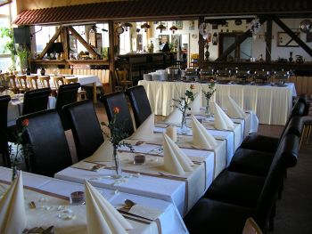 Rustikal eingerichteter Eventraum mit Tischen und Stühlen; Party in Erfurt