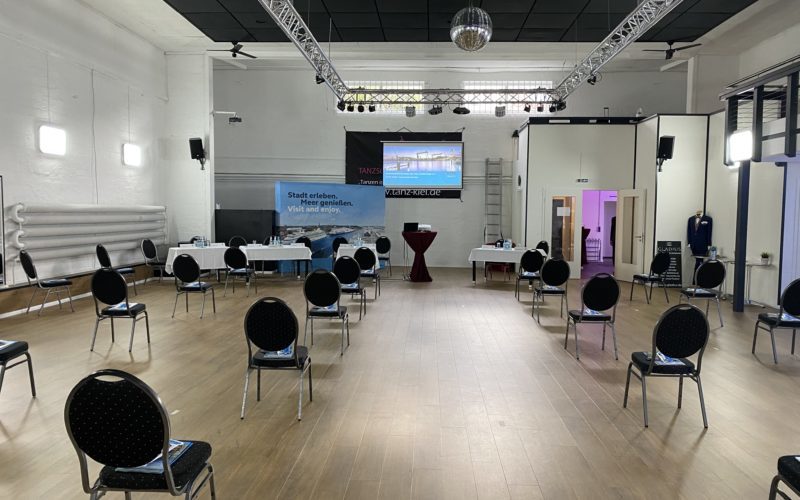Großer Raum mit Stühlen und einer Leinwand; Tagungsraum und Konferenzraum in Kiel