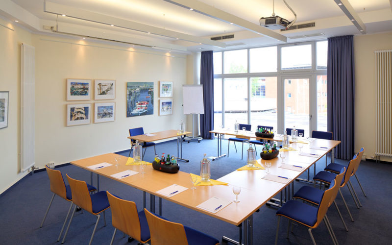 Raum mit Tischen und Stühlen; Tagungsraum und Konferenzraum in Kiel