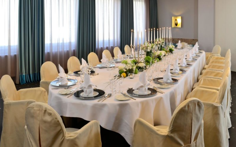 elegant gedeckter Tisch, Firmenfeier in Hannover