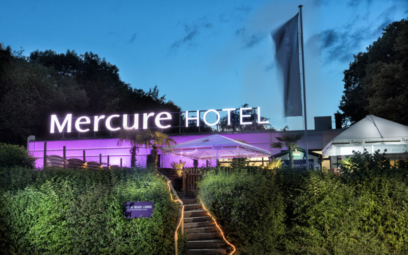 Mercure Hotel von außen; Tagungsraum und Konferenzraum in Bielefeld