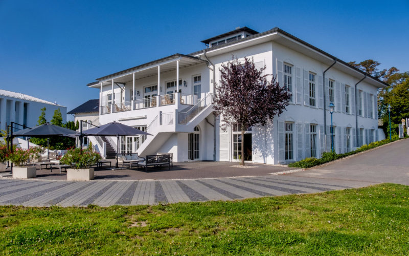 Weiße Villa mit schönem Rasen; Produktpräsentation in Potsdam