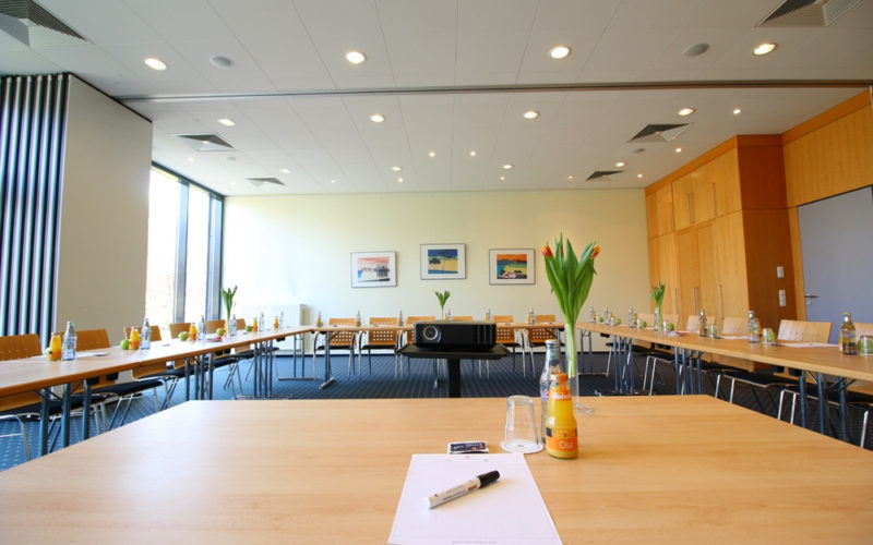 Großer Tagungsraum mit Tischen und Stühlen; Tagungsraum und Konferenzraum in Kiel