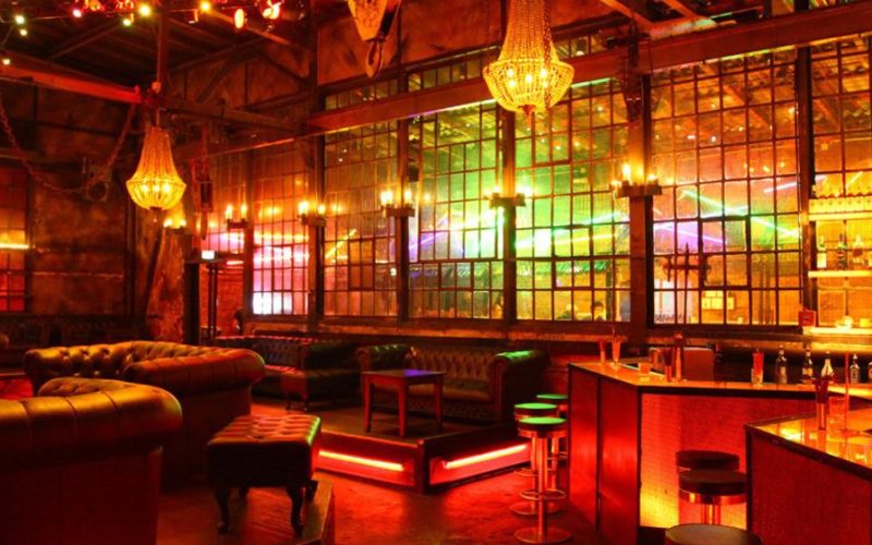 Tolle Club Location mit industriellem Look, Sofas und einer Bar; Party in Essen