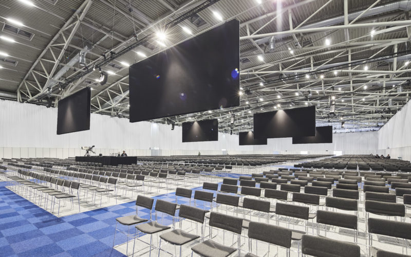 große Halle, modern ausgestattet mit Bildschirmen, moderner Look, Kongresshalle und Kongresszentrum in München