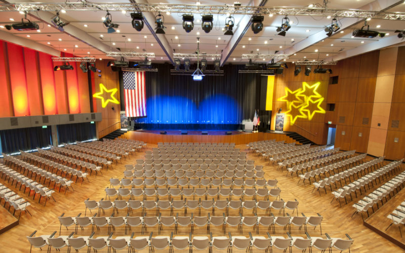 Konferenzsaal mit Bühne