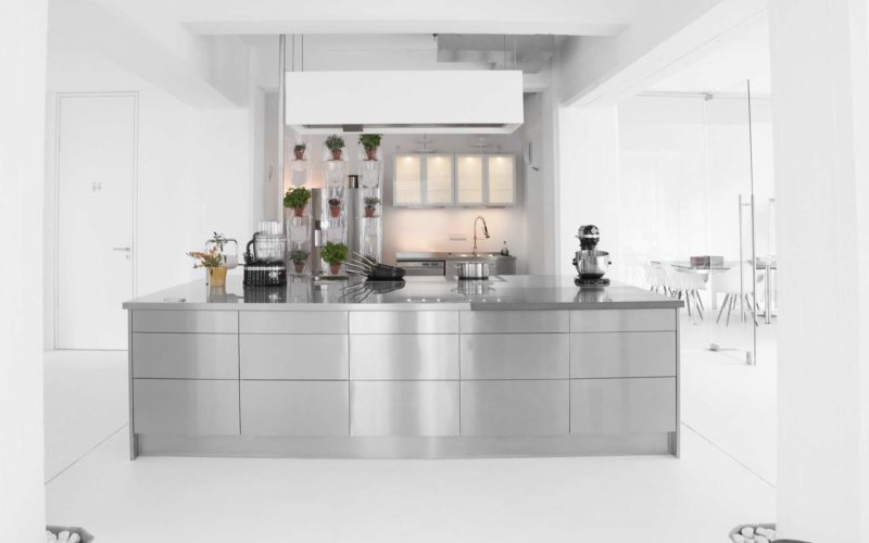 Moderne, lichtdurchflutete Location mit einer Küche, Kochstudios für Ihr Kochevent in Köln finden und unverbindlich anfragen