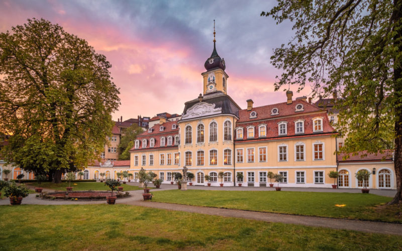 Gelbes Schloss von außen im Sonnenuntergang, Fotoshooting und Filmdreh in Leipzig