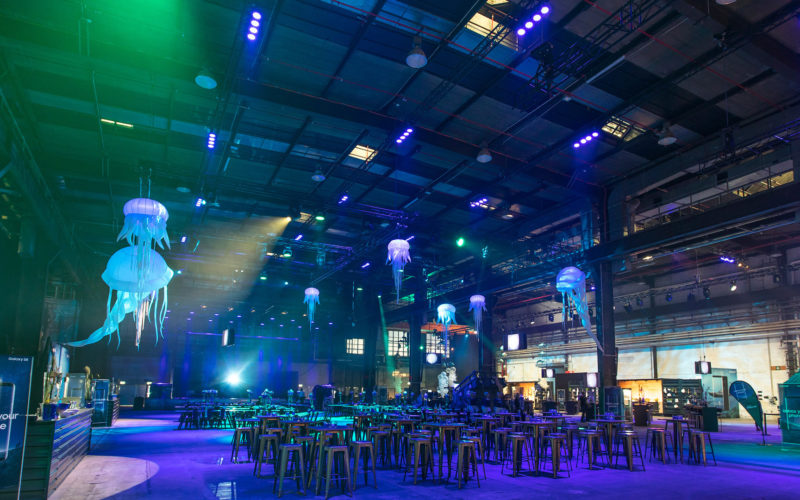 Große Eventhalle mit vielen Tischen und Stühlen; Party in Wiesbaden