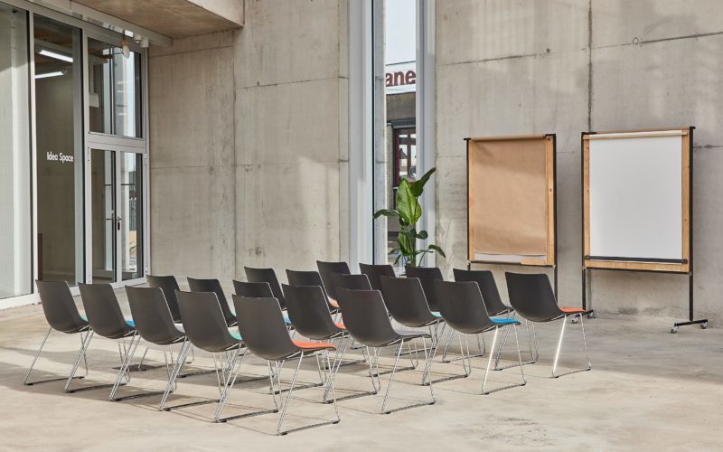 Raumvermietung in Hannover - Konferenzraum aus Beton mit Grauen Stühlen