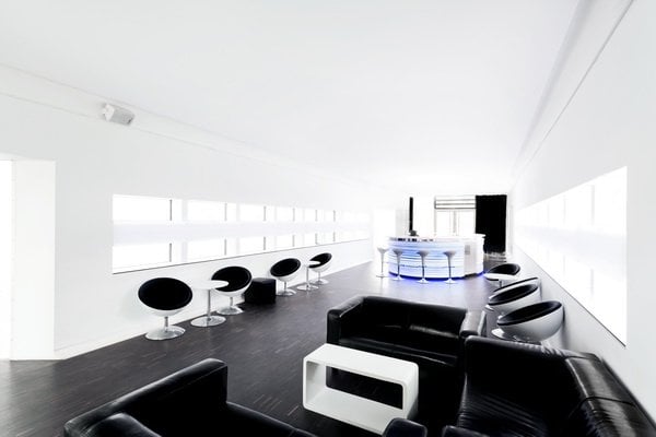 Helle, minimalistische Eventlocation mit weißen Wänden, einer Bar sowie Loungemöbeln; Party in Nürnberg