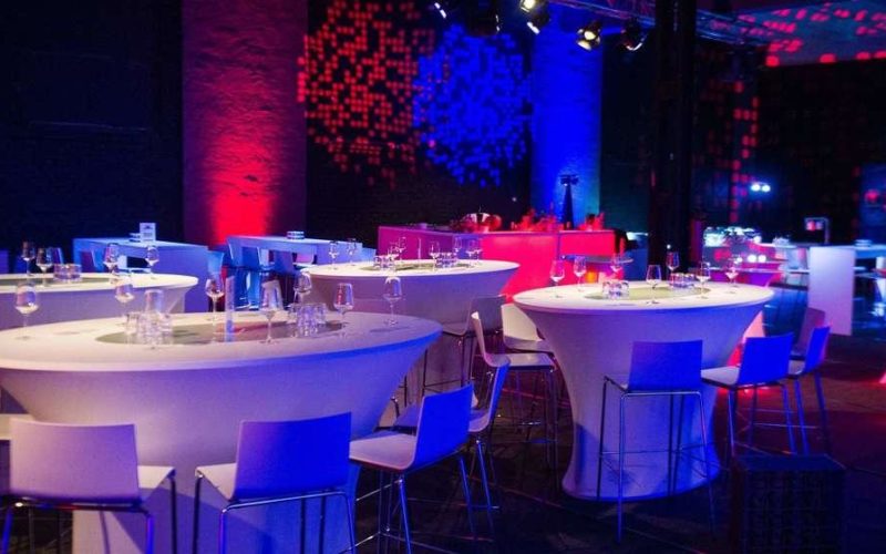 Eventlocation mit modernen weißen Tischen und Stühlen; Party in Mannheim