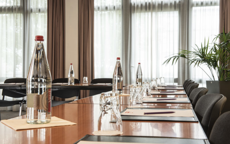 Meetingraum mit Tisch und Stühlen; Tagungsraum und Konferenzraum in Bonn
