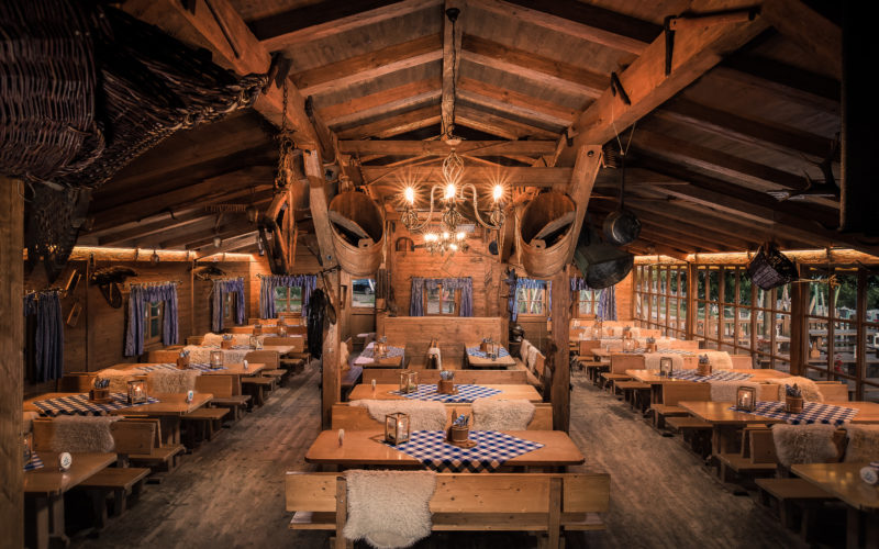Bayerisches Restaurant mit Wänden, Decke und Boden aus Holz; Party in Bonn