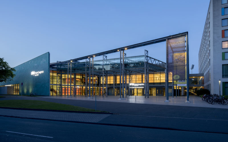 Modernes Gebäude von Außen; Tagungsraum und Konferenzraum in Bochum