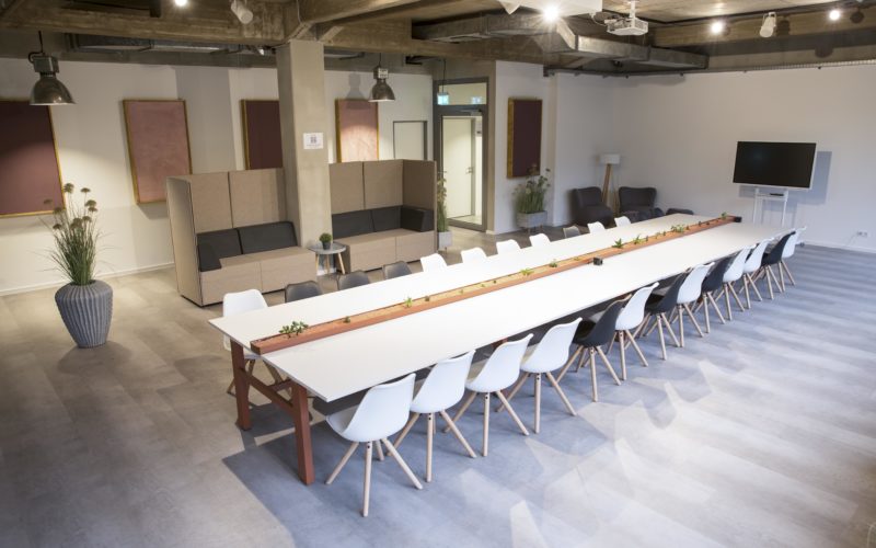 Meetingraum in Köln; Schöne Location mit einem großen Tisch und Stühlen