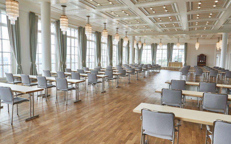 Großer Raum mit vielen Fenstern, Tischen und Stühlen; Tagungsraum und Konferenzraum in Bonn
