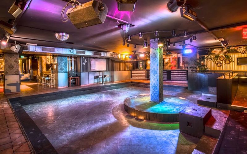 Partyraum mieten für großartige Feste in Köln, Clubfeeling mit moderner Beleuchtung und Tanzfläche