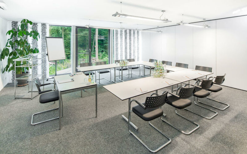 Heller Raum mit Tischen und Stühlen; Tagungsraum und Konferenzraum in Bonn