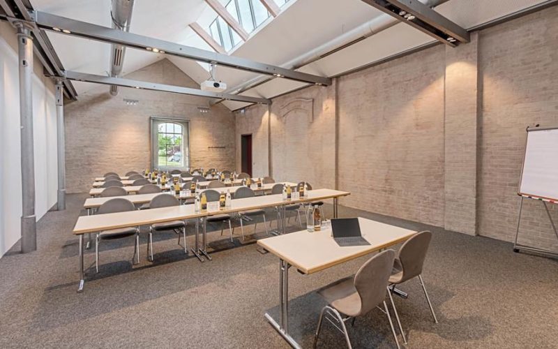 moderner Raum mit Tischen und Stühlen; Tagungsraum und Konferenzraum in Bamberg