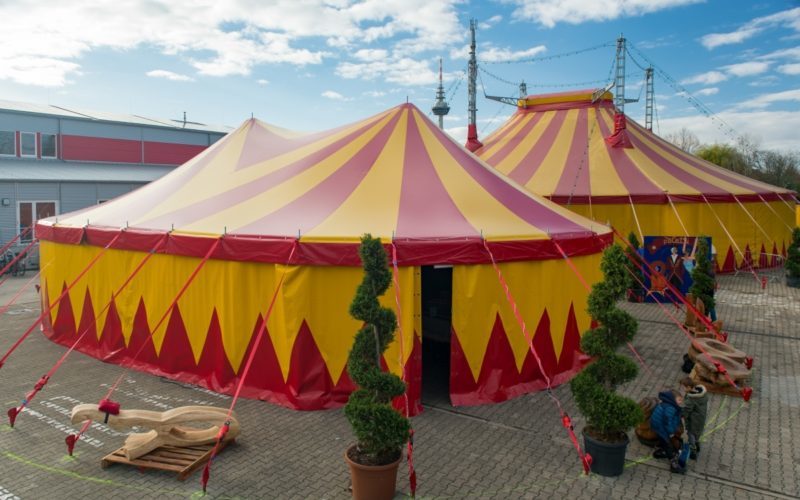 zwei Zirkuszelte; Messehalle in Mannheim