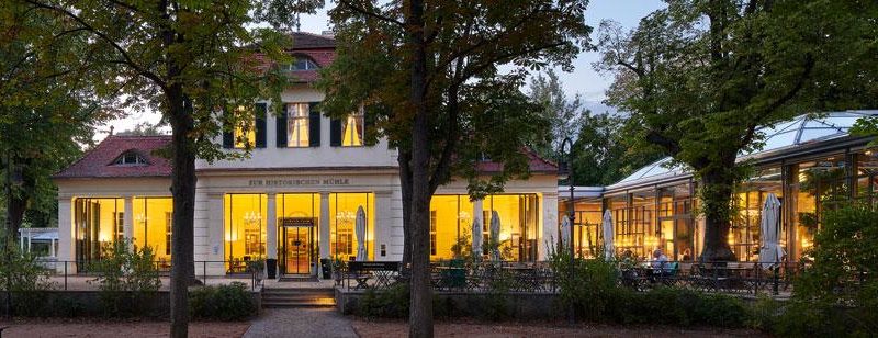 Gemütliches Haus von außen und einer wunderschönen Terrasse; Produktpräsentation in Potsdam