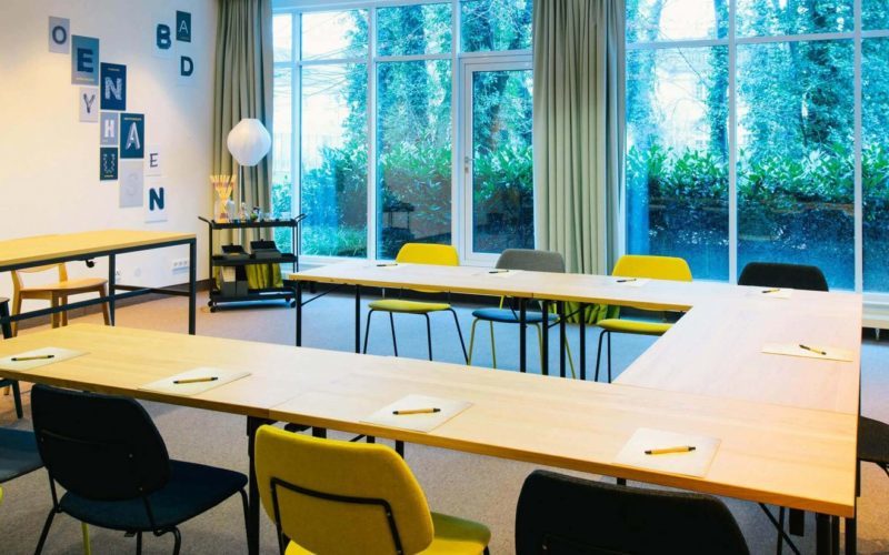 Heller Raum mit Tischen und Stühlen; Tagungsraum und Konferenzraum in Bad Oeynhausen