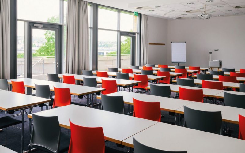 Konferenzraum mit Rot-Grauen Stühlen; Tagungsraum und Konferenzraum in Wuppertal