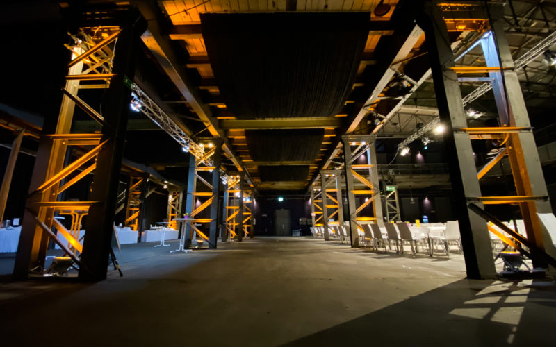 Industrielle Location mit Metalsäulen auf dunklen Boden; Messehalle in Dresden