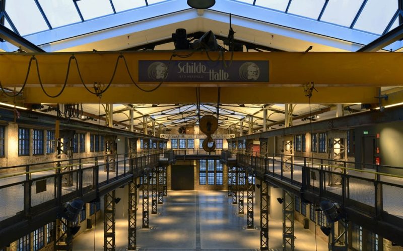 Leere industrielle Halle mit Glasfenster; Messehalle in Erfurt