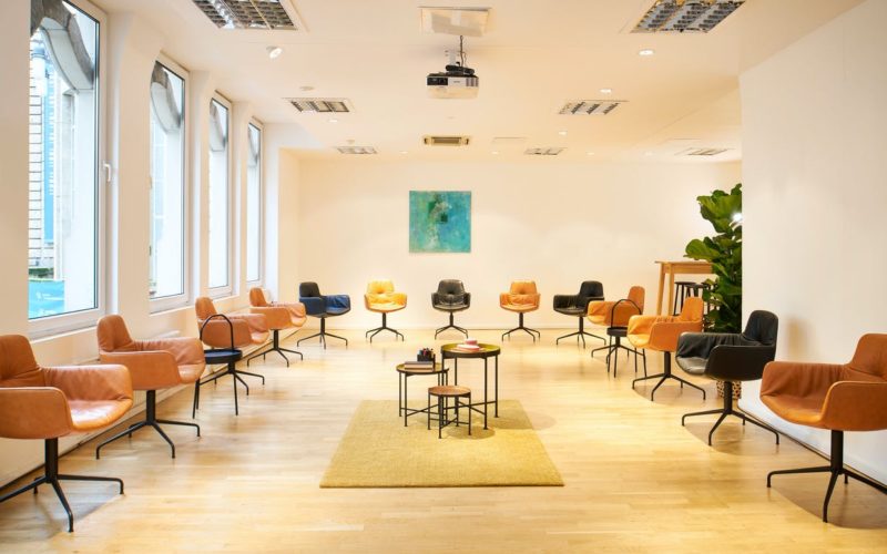 Konferenzzimmer mit bunten Stühlen