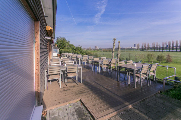 sonnige Terrasse mit Holzboden sowie Tischen und Stühlen aus Holz; Scheunen und Bauernhöfe in Düsseldorf