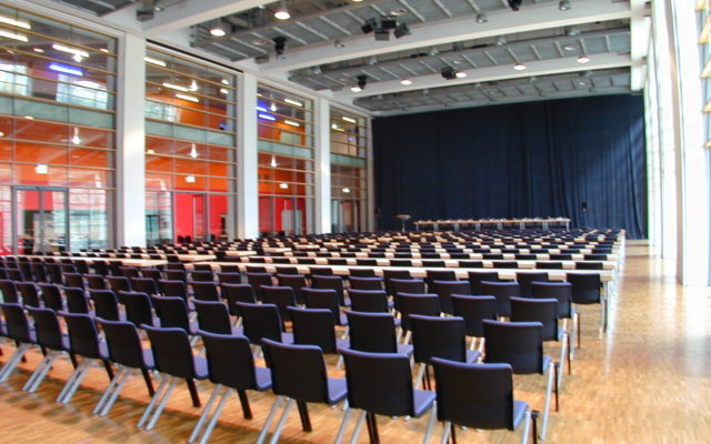 Große Eventhalle mit vielen Stühlen