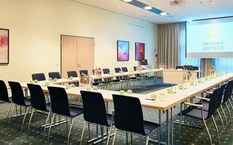 Konferenzraum mit großem Tisch und Stühlen