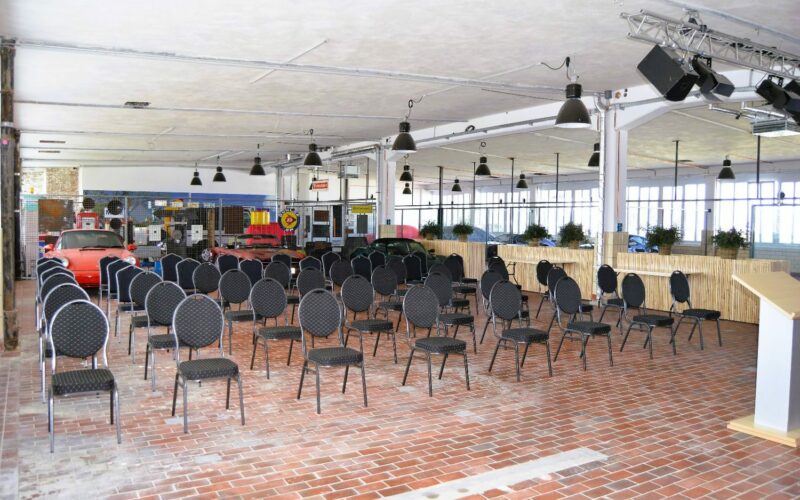 Großer Raum mit vielen Stühlen; Tagungsraum und Konferenzraum in Euskirchen