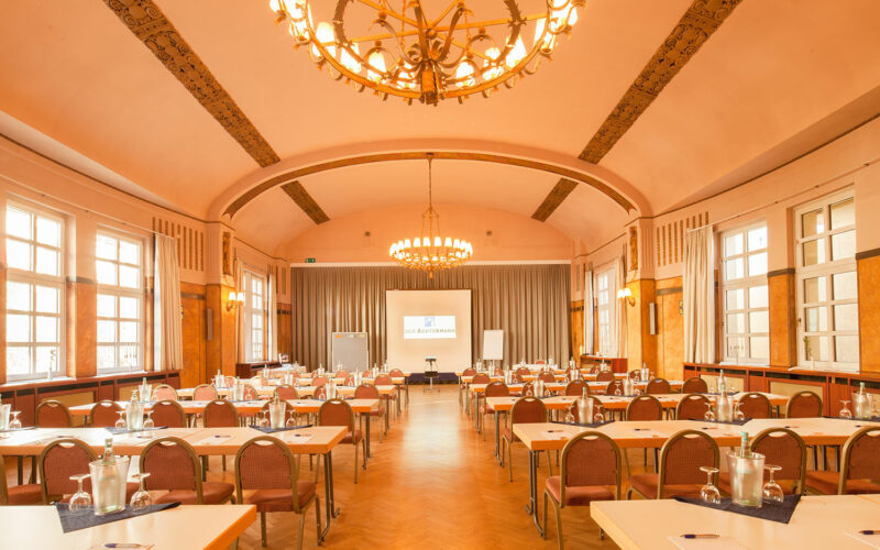 Wunderschöner Raum mit Tischen, Stühlen und einem Kronleuchter an der Decke; Tagungsraum und Konferenzraum in Goslar