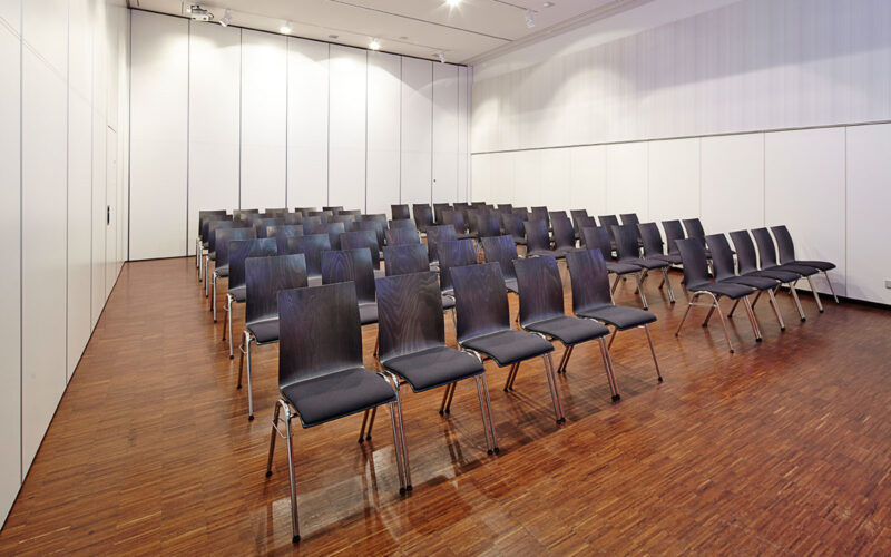 Raum mit Stühlen; Tagungsraum und Konferenzraum in Ulm