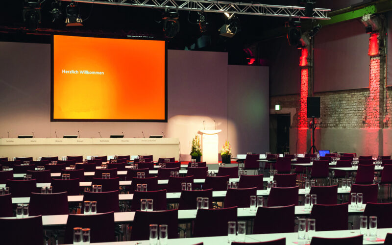 Großer Tagungsraum mit vielen Tischen, Stühlen sowie einer großen Leinwand; Tagungsraum und Konferenzraum in Gummersbach