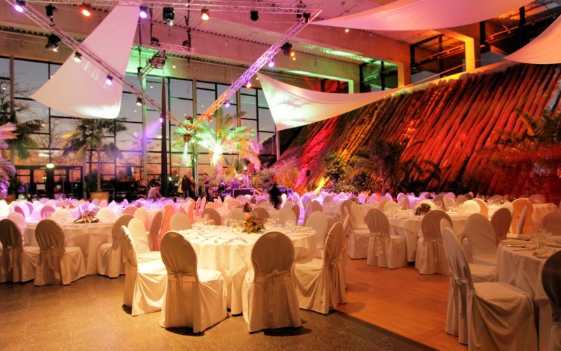 Exotischer Saal mit eingedeckten Tischen, Stühlen und einer Glaswand; Kongresshalle und Kongresszentrum in Potsdam