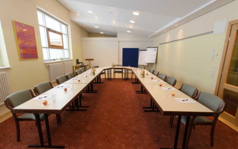 Konferenzraum mit Tischen; Tagungsraum und Konferenzraum in Lörrach